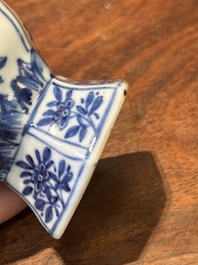 Deux verseuses couvertes en porcelaine de Chine en bleu et blanc, Kangxi