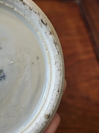 Een paar Chinese blauw-witte dekselvazen en drie potten, 19e eeuw