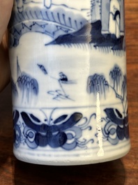 Garniture de cinq vases en porcelaine de Chine en bleu et blanc &agrave; d&eacute;cor de paysage, 19&egrave;me