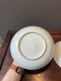 Paire d'assiettes en porcelaine de Chine de style Kakiemon d&eacute;cor&eacute;es aux Pays-Bas, 18&egrave;me