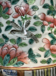A pair of fine Chinese Canton famille rose 'Water Margin 水滸傳' vases, 19th C.