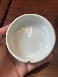 Een paar Chinese blauw-witte dekselvazen en drie potten, 19e eeuw