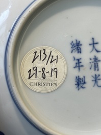Een Chinees blauw-wit bord met lotusslingers, Guangxu merk en periode