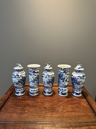 Garniture de cinq vases en porcelaine de Chine en bleu et blanc &agrave; d&eacute;cor de paysage, 19&egrave;me