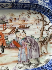 Une soupi&egrave;re couverte sur son support en porcelaine de Chine famille rose &agrave; d&eacute;cor mandarin et une th&eacute;i&egrave;re couverte, Qianlong