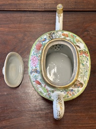 Twee fijne Chinese Canton famille rose theepotten, 19e eeuw