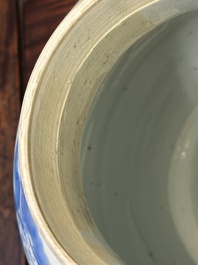 Vase en porcelaine de Chine en bleu et blanc &agrave; d&eacute;cor des 'Longues Dames', Kangxi