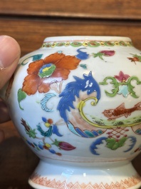 Th&eacute;i&egrave;re couverte en porcelaine de Chine famille rose &agrave; d&eacute;cor 'Pompadour', Qianlong