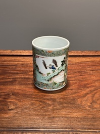Een Chinese famille verte penselenpot met figuratief decor, 19e eeuw
