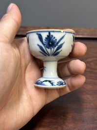 Deux coupes &agrave; pied et quatre vases miniatures de forme 'gu' en porcelaine de Chine en bleu et blanc, Kangxi