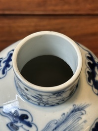 Een paar Chinese blauw-witte dekselvazen en drie potten, 19e eeuw