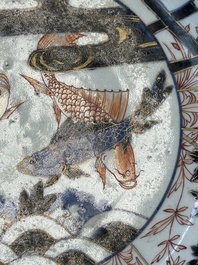 Plat en porcelaine Imari du Japon &agrave; d&eacute;cor de carpes, Edo, 17&egrave;me