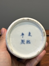 Paire de vases couverts en porcelaine de Chine en bleu, blanc et rouge de cuivre, marque de Kangxi, 19&egrave;me