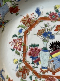 Paire de plats en porcelaine de Chine famille rose &agrave; d&eacute;cor d'antiquit&eacute;s, Yongzheng