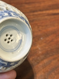 Een zeldzame Chinese opengewerkte dubbelwandige blauw-witte kop, Kangxi