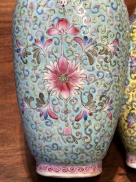 Een Chinese famille rose dubbele vaas met floraal decor, Qianlong merk, 19e eeuw