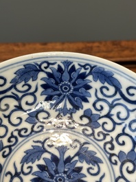 Een Chinees blauw-wit bord met lotusslingers, Guangxu merk en periode