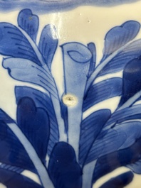 Vase en porcelaine de Chine en bleu et blanc &agrave; d&eacute;cor des 'Longues Dames', Kangxi