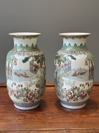 Paire de beaux vases de forme lanterne en porcelaine de Chine famille rose &agrave; d&eacute;cor des 'cent gar&ccedil;ons', marque Yan Xi Tong He 燕囍同和, R&eacute;publique