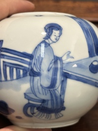 Een Chinese blauw-witte 'Lange Lijzen' theebus en deksel, conische schelp merk, Kangxi