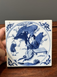 Carreau en porcelaine de Chine en bleu et blanc &agrave; d&eacute;cor de 'Longue Dame', Kangxi
