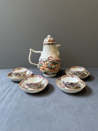 Ensemble des quatre tasses, soucoupes et une verseuse en porcelaine de Chine famille rose &agrave; d&eacute;cor de deux chevaux, Qianlong