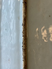 Une soupi&egrave;re couverte sur son support en porcelaine de Chine famille rose &agrave; d&eacute;cor mandarin et une th&eacute;i&egrave;re couverte, Qianlong