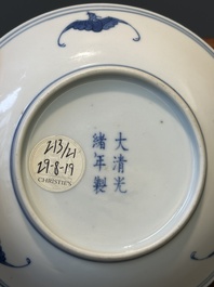 Een Chinees blauw-wit bord met lotusslingers, Guangxu merk en periode