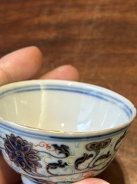 Een paar Chinese doucai kopjes met lotusslingers, Guangxu merk en periode