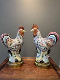 Paire de sculptures de coq en porcelaine de Chine famille rose aux montures en bronze dor&eacute;, Qianlong