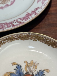 Een paar gemonogrammeerde Chinese roze-ge&euml;mailleerde borden en een paar koppen en schotels met wapendeor, Yongzheng/Qianlong