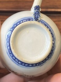 Een Chinese famille rose kop en schotel met wapendecor, Qianlong