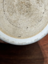 Een Chinese famille verte penselenpot met figuratief decor, 19e eeuw