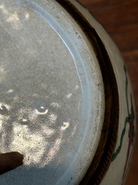 Une paire de pots et un plat en porcelaine de Chine famille rose de Nankin, marque de Chenghua, 19&egrave;me