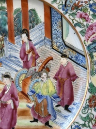 Assiette en porcelaine de Chine famille rose de Canton &agrave; d&eacute;cor narratif, 19&egrave;me