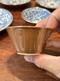 Een verzameling van 23 Chinese koppen en schotels, Kangxi/Qianlong