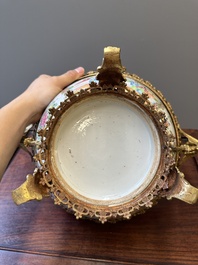 Twee Chinese Canton famille rose kommen met vergulde bronzen monturen, 19e eeuw