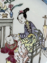 Tasse et soucoupe en porcelaine de Chine famille rose &agrave; d&eacute;cor d'une dame avec un gar&ccedil;on, Yongzheng