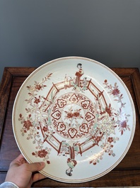 Grand plat en porcelaine de Chine wucai &agrave; d&eacute;cor figuratif et floral, marque de Jiajing, &eacute;poque Transition
