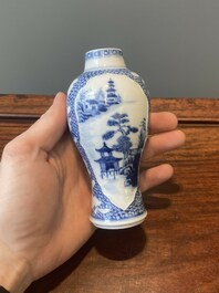 Een paar Chinese blauw-witte vazen en vier zoutvaten in blauw-wit, famille rose en Imari-stijl, Kangxi/Qianlong