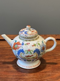 Th&eacute;i&egrave;re couverte en porcelaine de Chine famille rose &agrave; d&eacute;cor 'Pompadour', Qianlong