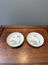 Een paar Chinese famille rose borden met pioenrozen en een vlinder, Yongzheng/Qianlong