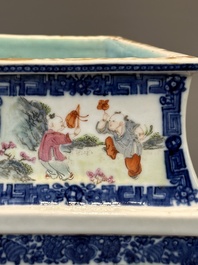 Een zeldzame Chinese ruitvormige Canton famille rose 'visser, houthakker, boer en geleerde 漁樵耕讀圖' vaas, Qianlong