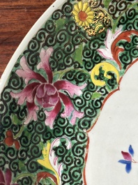 Plat en porcelaine de Chine famille rose &agrave; d&eacute;cor floral, Qianlong
