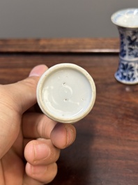 Deux coupes &agrave; pied et quatre vases miniatures de forme 'gu' en porcelaine de Chine en bleu et blanc, Kangxi