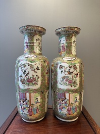 Paire de vases de forme rouleau en porcelaine de Chine famille rose de Canton, 19&egrave;me