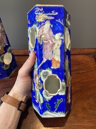 Paire de rares porte-chapeaux en porcelaine de Chine famille rose sur fond bleu &agrave; d&eacute;cor de 'huit immortels', marque et &eacute;poque de Tongzhi