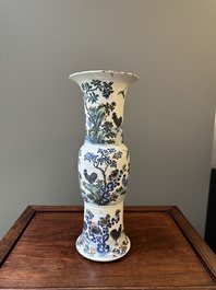 Vase de forme 'gu' en porcelaine de Chine doucai &agrave; d&eacute;cor de coq, marque de Qianlong, 19&egrave;me