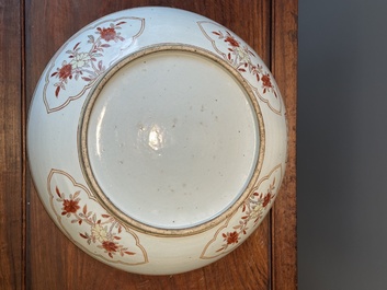 Grand plat en porcelaine de Chine wucai &agrave; d&eacute;cor figuratif et floral, marque de Jiajing, &eacute;poque Transition