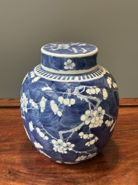 Een paar Chinese blauw-witte dekselvazen en drie potten, 19e eeuw